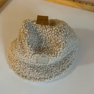 CC Sherpa hat. Never woren. Cream colored.